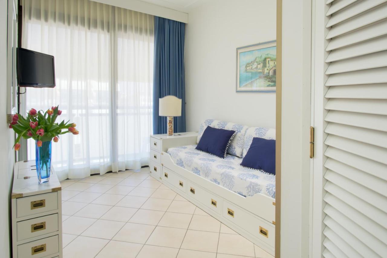 Hotel Caesar Residence & Spa リド・ディ・カマイオーレ エクステリア 写真