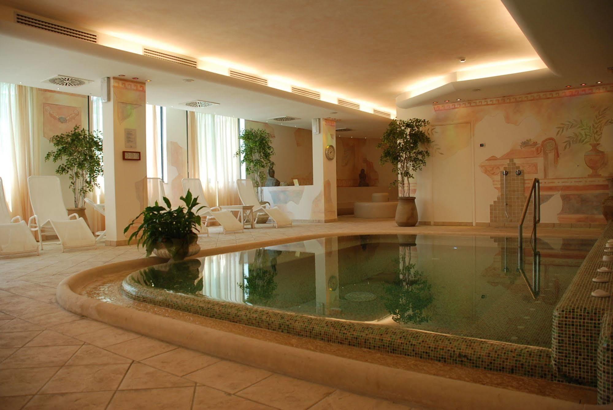 Hotel Caesar Residence & Spa リド・ディ・カマイオーレ エクステリア 写真